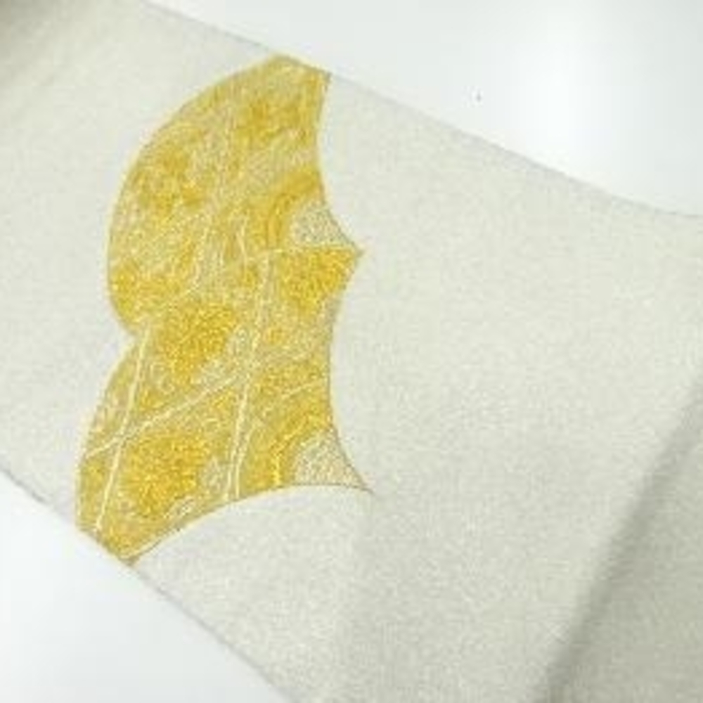 Elegant Cream and Gold Table Runner